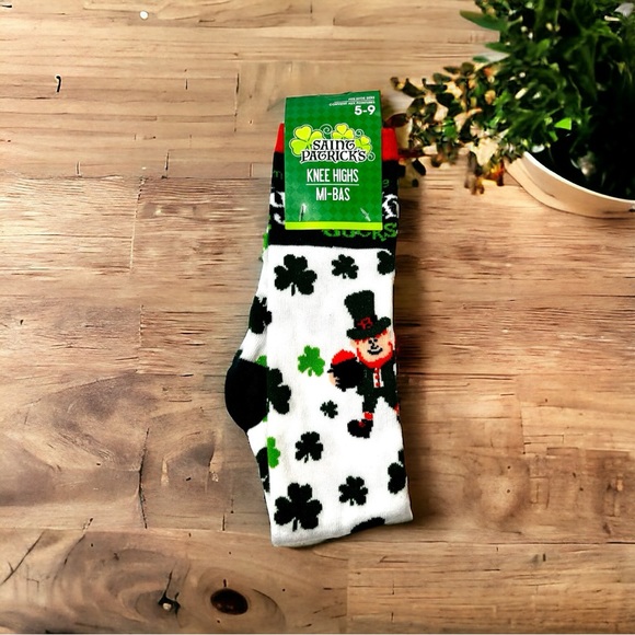 🍀St.Patrick’s Day Bundle🍀 4 items-Wall Decor, Scarf, Socks and a Headband - Picture 4 of 5